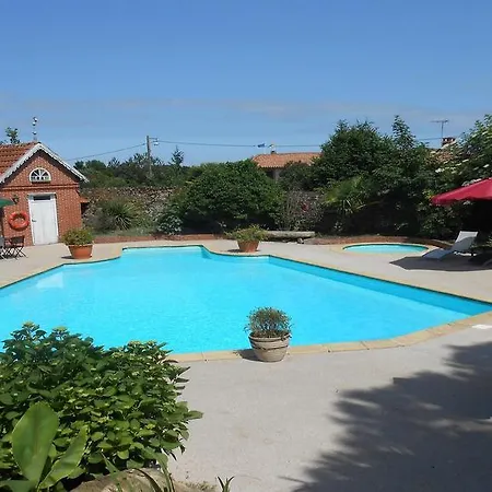 De La Barbacane Hotel