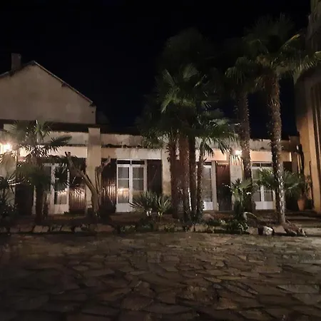ホテル De La Barbacane